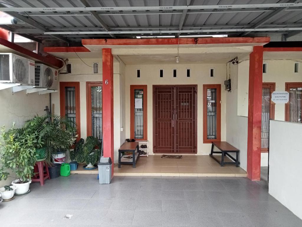 TabingPenginapan Syari'ah Parak Anau的红色门的建筑物入口