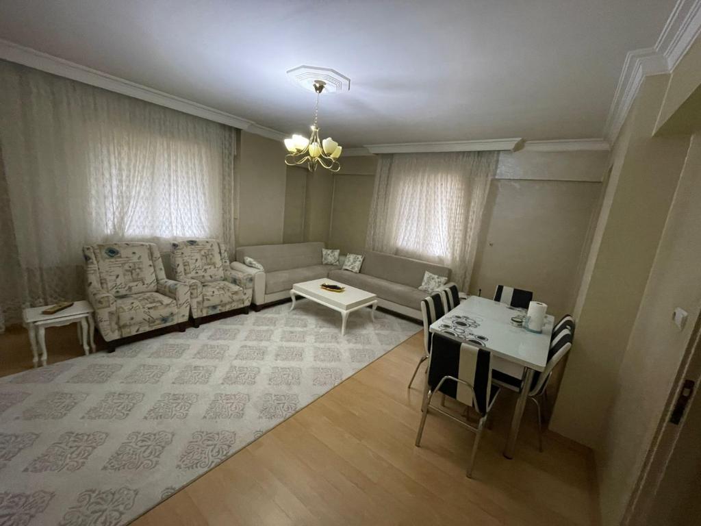 伊斯坦布尔Ahmetbay sitesi的客厅配有沙发和桌子
