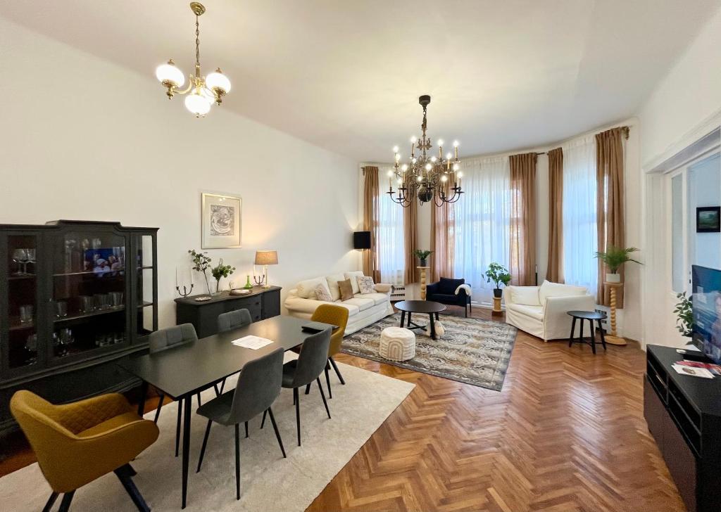 布达佩斯Hillside Luxury Residence Budapest with free garage的一间带桌子的客厅和一间餐厅