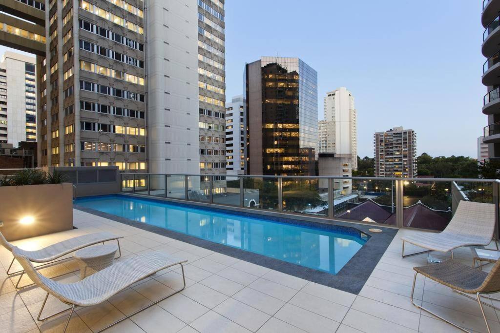 布里斯班Brisbane Midtown - Centre of CBD w Pool, Gym, Sauna的建筑物屋顶上的游泳池