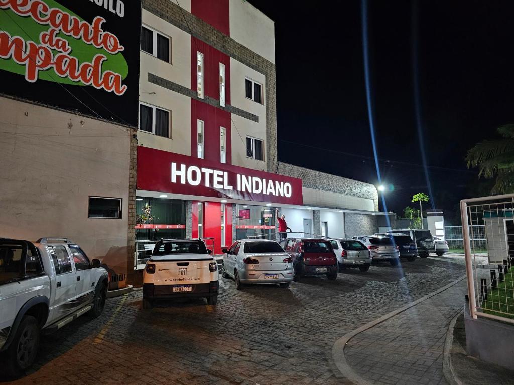 里约博尼图HOTEL INDIANO的酒店门前设有停车场,可停放汽车