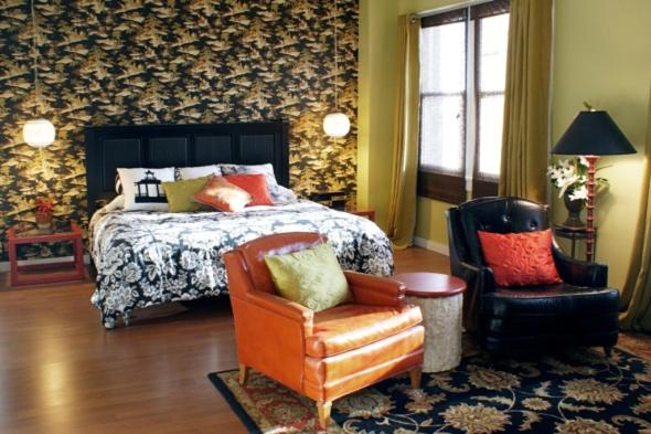 印第安纳波利斯Fountainview Inn的一间卧室配有一张床和一把椅子
