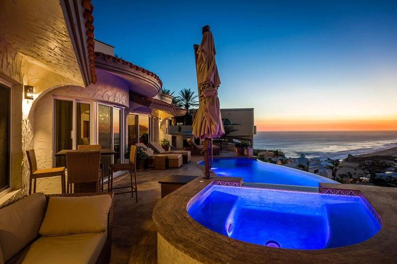 卡波圣卢卡斯Sunset View Villa Pedregal的院子里有大蓝色浴缸的房子