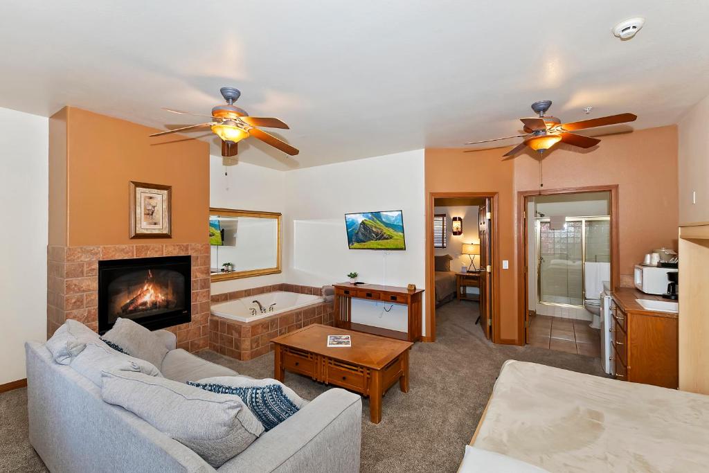 大熊湖罗宾汉度假酒店的带沙发和壁炉的客厅