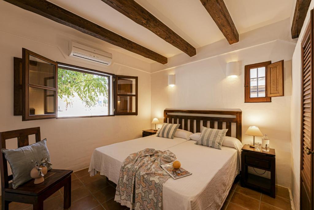 圣弗朗西斯科哈维尔Can Noves - Villa de 5 suites 28 y 58的一间卧室设有一张床和一个窗口