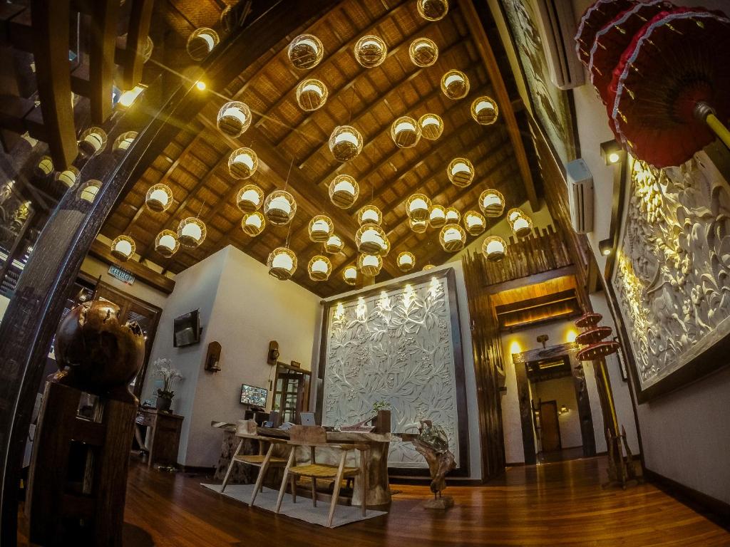 怡保Ipoh Bali Hotel的一间设有桌子和碗的天花板的房间