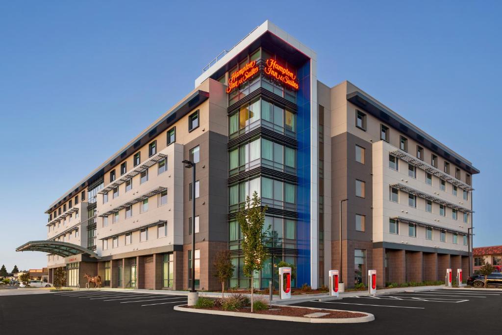 圣马特奥市Hampton Inn & Suites San Mateo-San Francisco Airport的建筑的侧面有标志