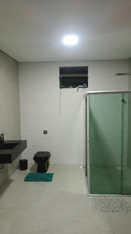 蒙蒂斯克拉鲁斯Casa de férias的带淋浴、卫生间和盥洗盆的浴室