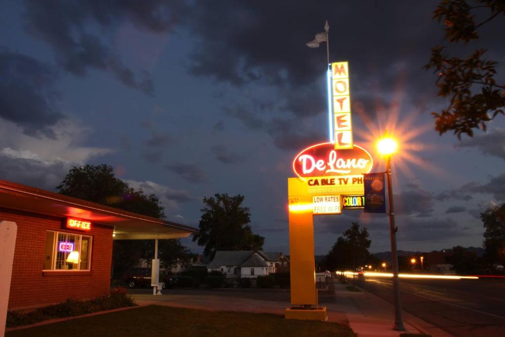 比弗DeLano Motel & RV Park Beaver的街道上一条 ⁇ 虹灯标志