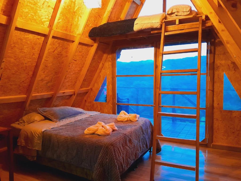 MantaGlamping Cabaña el Porvenir 10601的一间卧室配有一张双层床和梯子