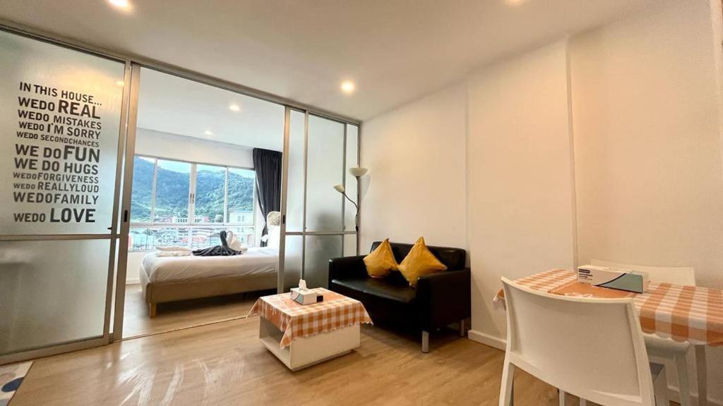 卡图Top Floor One Br Apartment Between Patonghkt City的带沙发的客厅和卧室