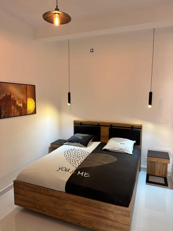 皮特尔角城Cyrus appartements的卧室配有一张床