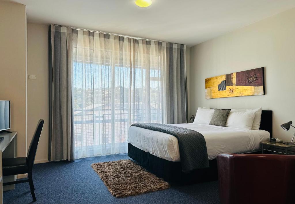 约翰逊维尔惠灵顿贝斯特韦斯特酒店的酒店客房设有一张床和一个大窗户