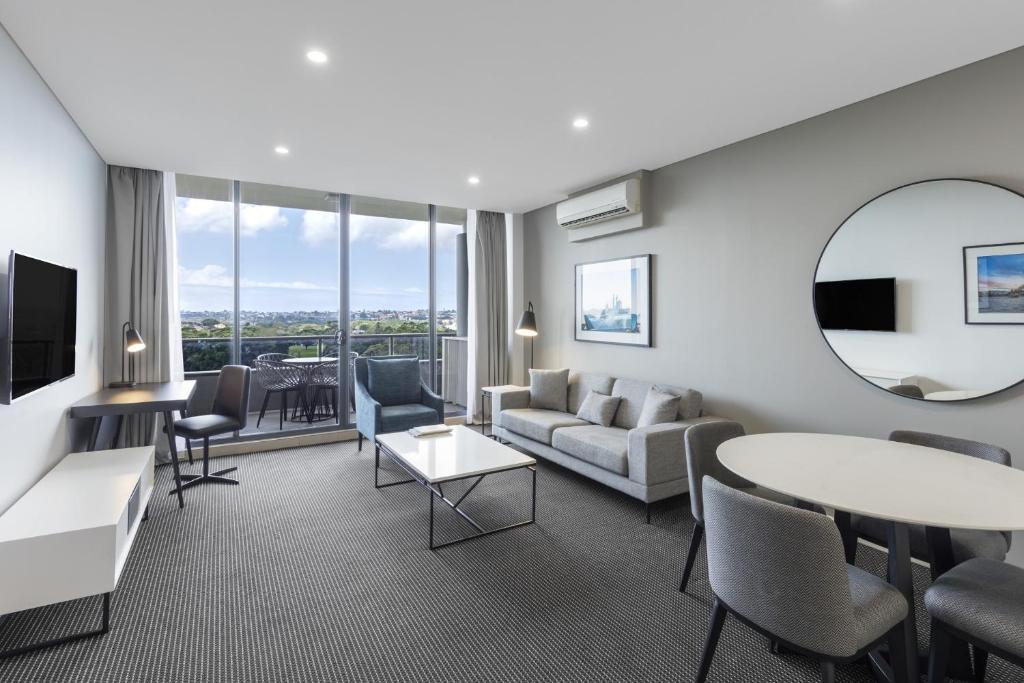 悉尼滑铁卢美利通公寓式酒店的客厅配有沙发和桌子