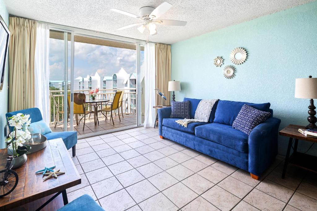 基韦斯特Sunrise Suites - Saint Kitts 412的客厅配有蓝色的沙发和桌子
