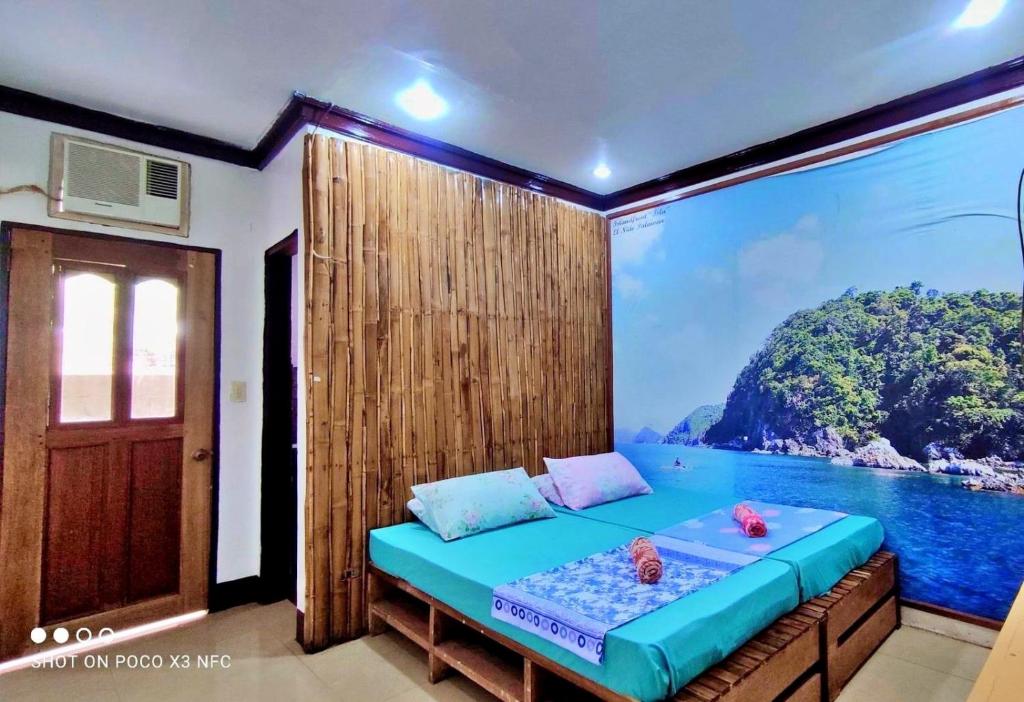 爱妮岛Aquaholik Traveler's Lodge的海景客房 - 带一张床
