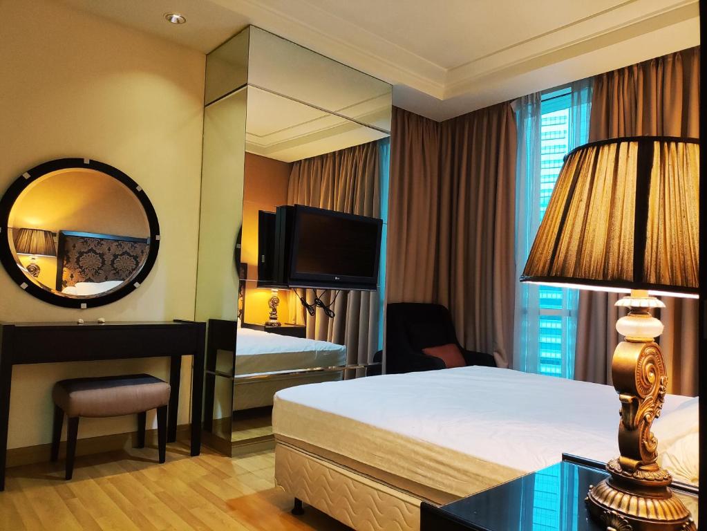 雅加达Apartement The Peak Sudirman的酒店客房,配有床和镜子