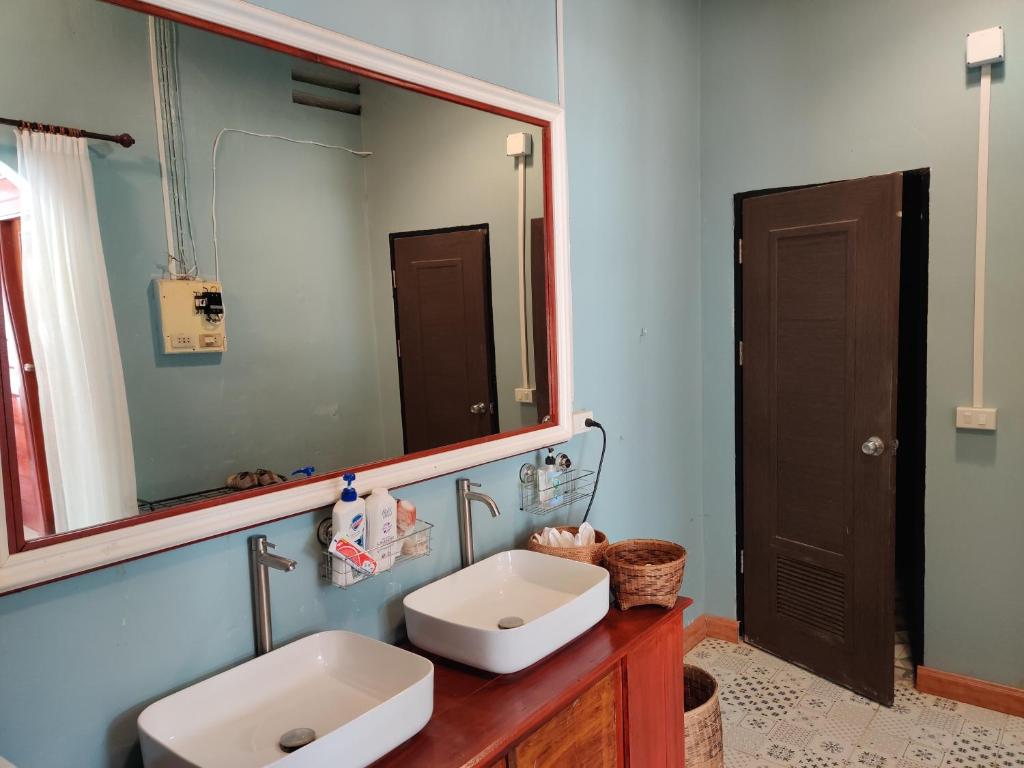 巴色Via Hostel Pakse的一间带水槽和大镜子的浴室