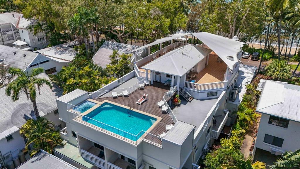 棕榈湾宫殿精品酒店 的享有带游泳池的房屋的空中景致