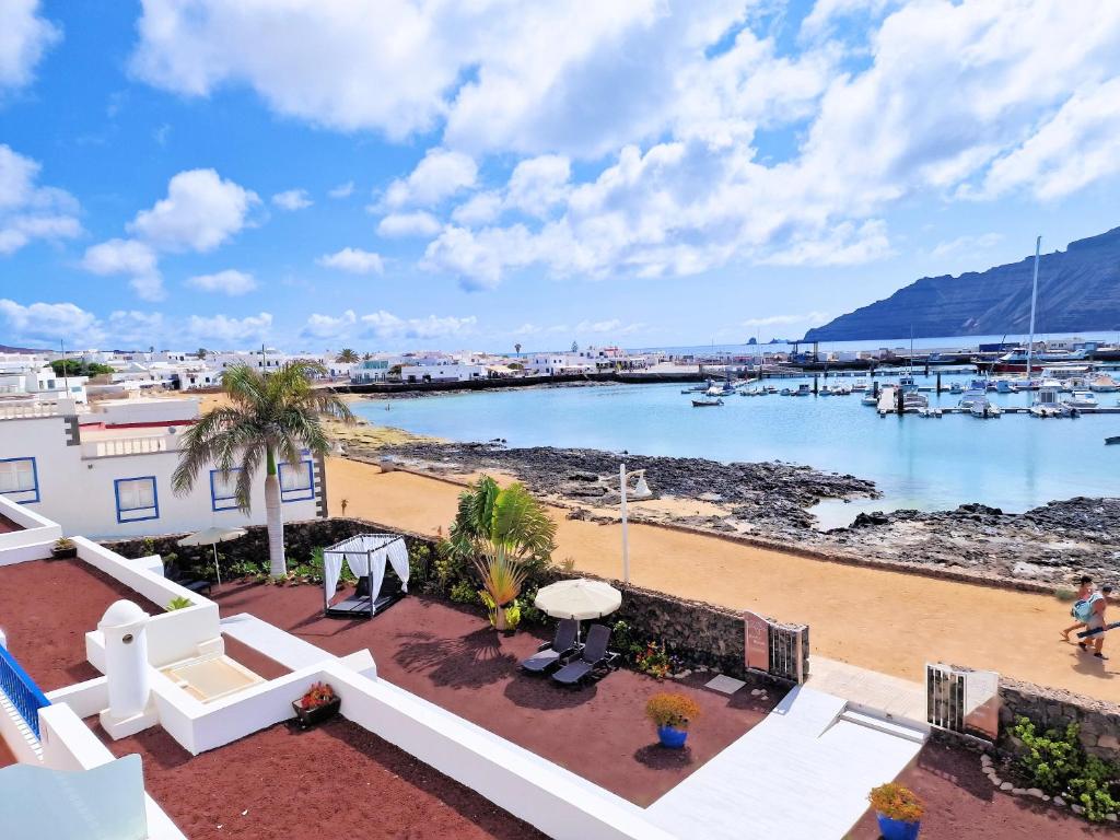 塞博河畔卡莱塔Evita Beach Suites Exclusivas的阳台享有海滩美景。