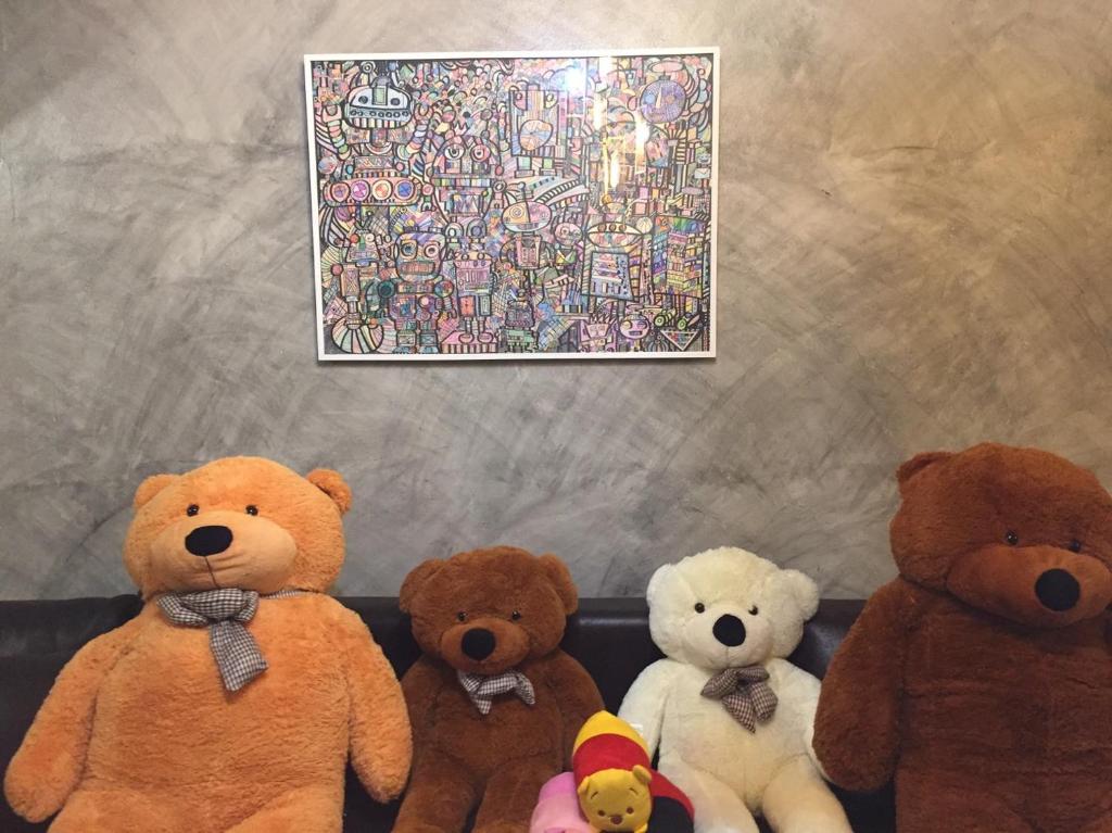 梭桃邑Sea Skyline family的一组泰迪熊彼此相邻