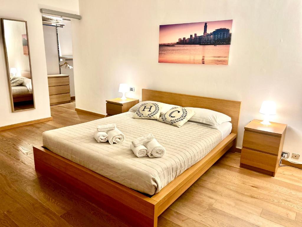 巴里HomeClass的一间卧室配有带3个枕头的床