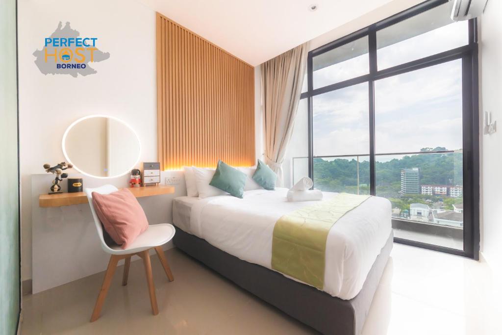 哥打京那巴鲁The Shore Kota Kinabalu By Perfect Host Borneo的卧室配有床、椅子和窗户。