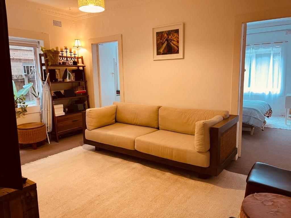 悉尼Little White Heaven - shared apartment的带沙发的客厅和卧室