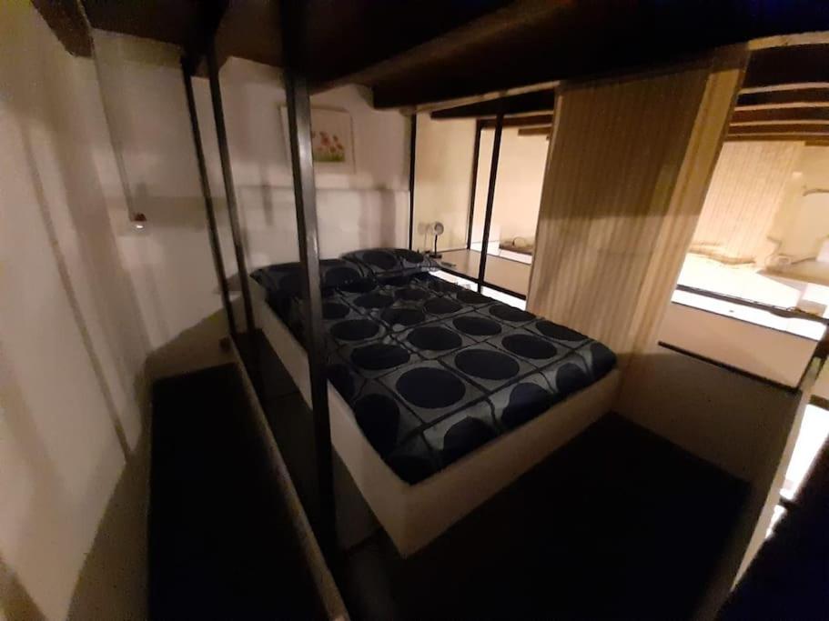 瓦匹欧达a casa di Marco的客房内的一张床