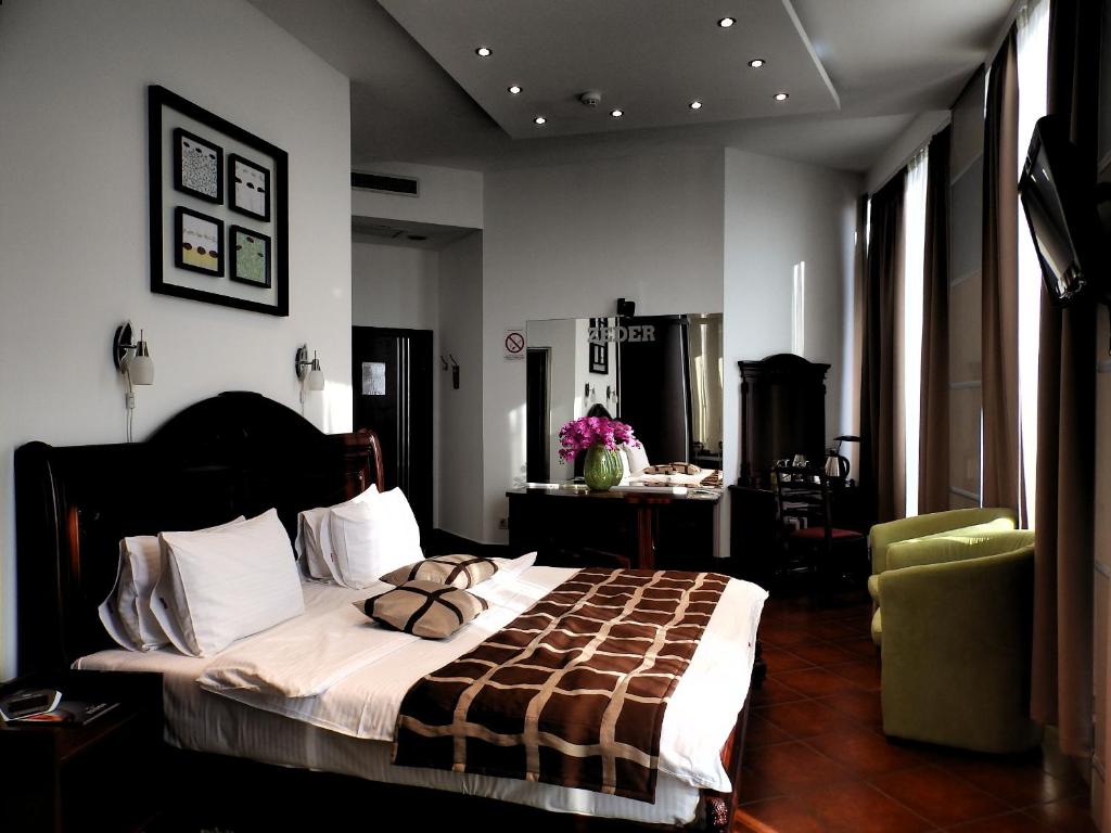 贝尔格莱德齐德酒店的一间带一张大床的卧室,位于带窗户的房间内