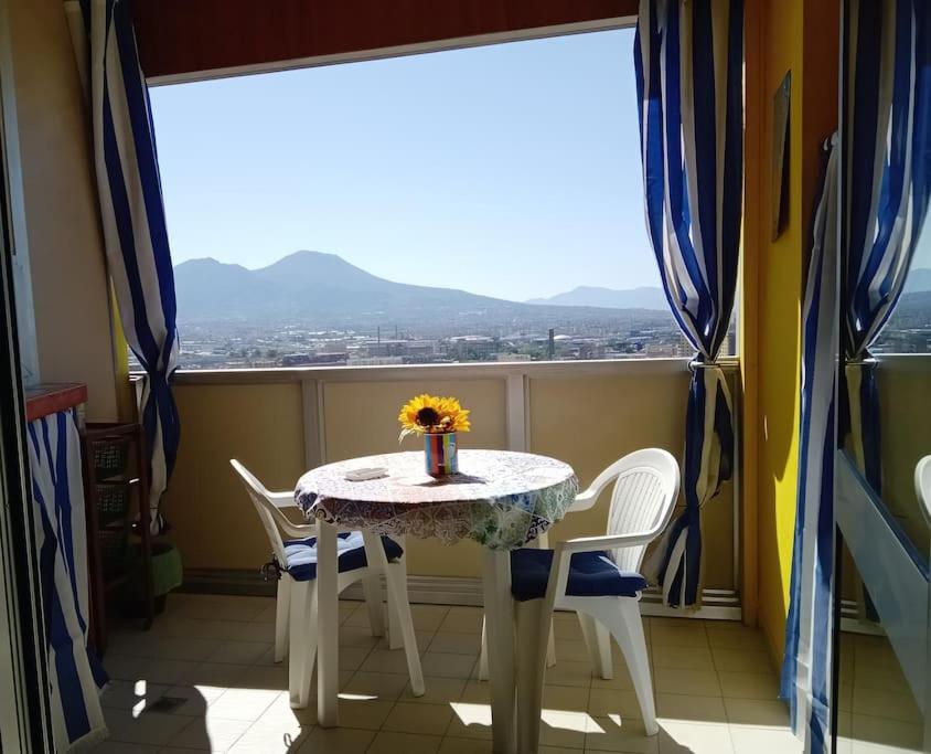 那不勒斯Dreaming Vesuvio Napoli的窗户客房内的桌椅