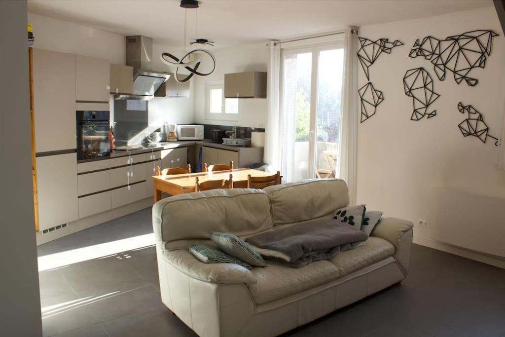 格勒诺布尔3 min sortie A480: wifi fibre - lit bébé - balcon的带沙发的客厅和厨房