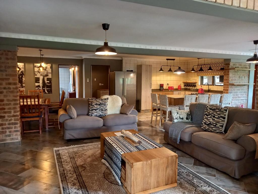 圣卢西亚Hornbill Family Suites的一间带两张沙发的客厅和一间厨房