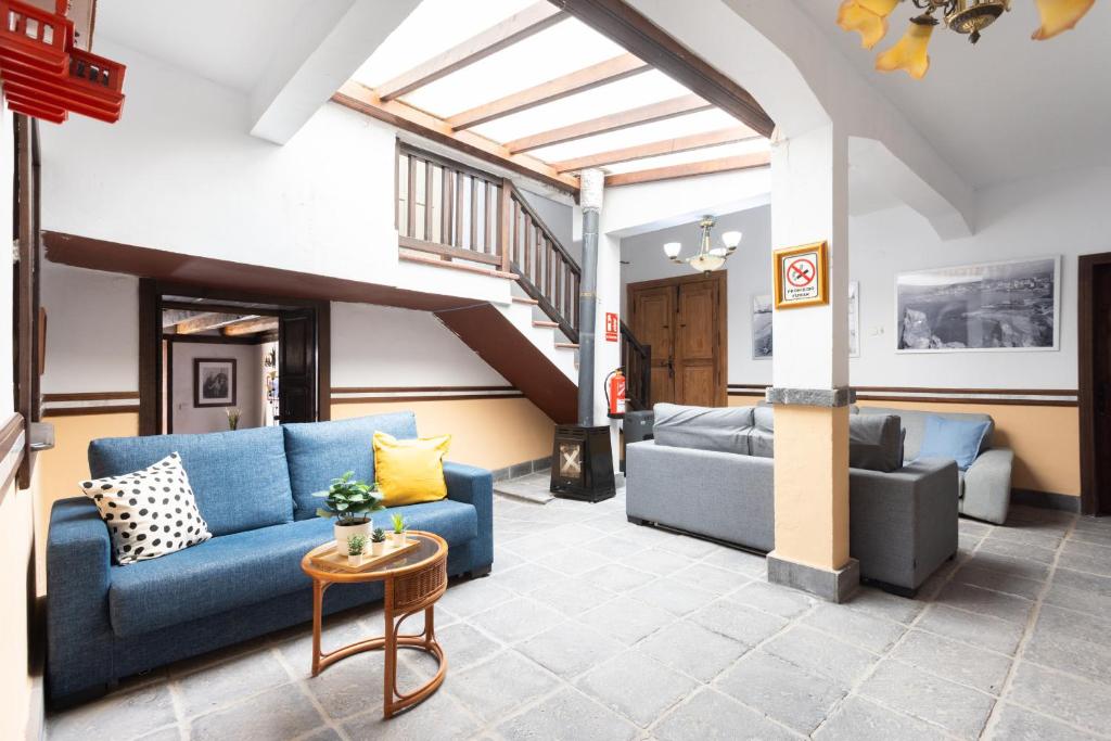 比拉夫洛尔Casa Argelia的客厅设有蓝色的沙发和楼梯。