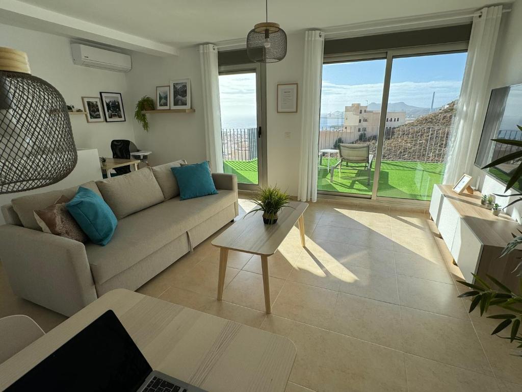 卡沃内拉斯Apartamento Cervantes con terraza y vistas al mar的客厅配有沙发和桌子