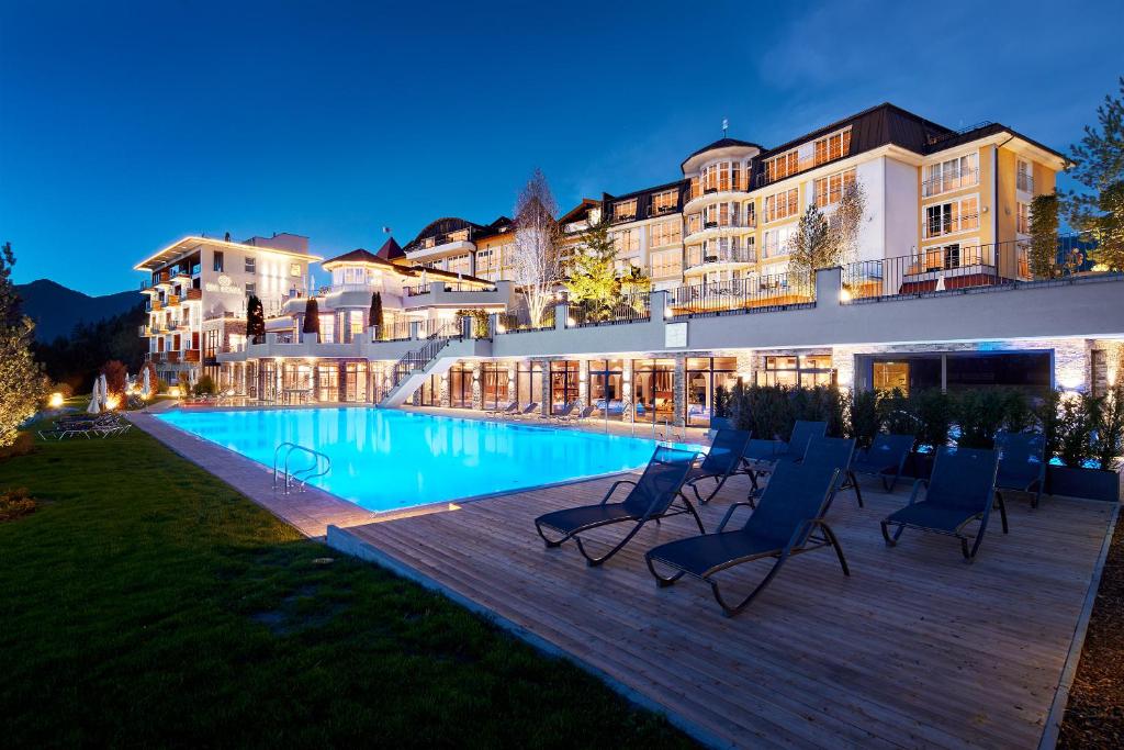 巴特黑灵皇家全景酒店的夜间设有游泳池的酒店