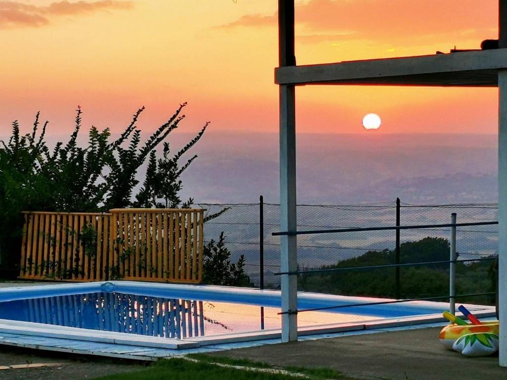 GuardeaCasa vacanze Guardea的一座享有日落美景的游泳池