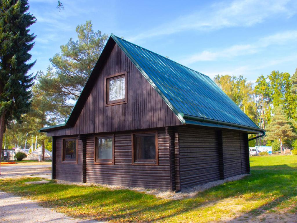 赫拉德茨 - 克拉洛韦Holiday Home Kemp Stříbrný rybník-1 by Interhome的锡屋顶的小型木屋
