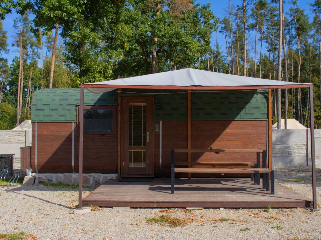 赫拉德茨 - 克拉洛韦Holiday Home Kemp Stříbrný rybník-1 by Interhome的小木屋设有木甲板上的天篷