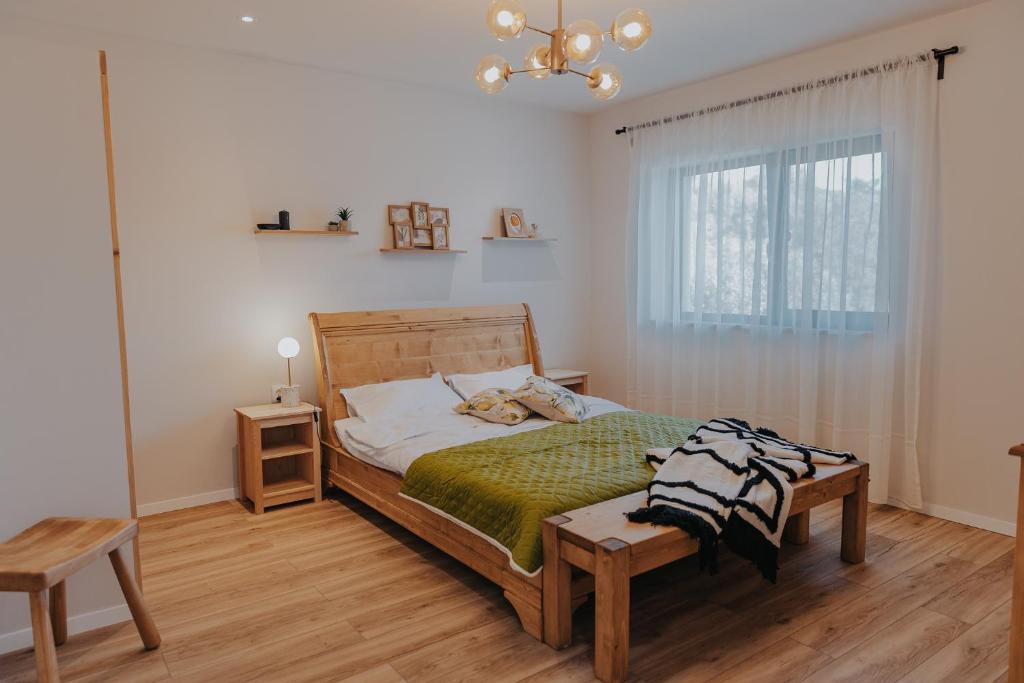 图尔达IoanaGuestHouse的一间卧室配有一张床和一个吊灯