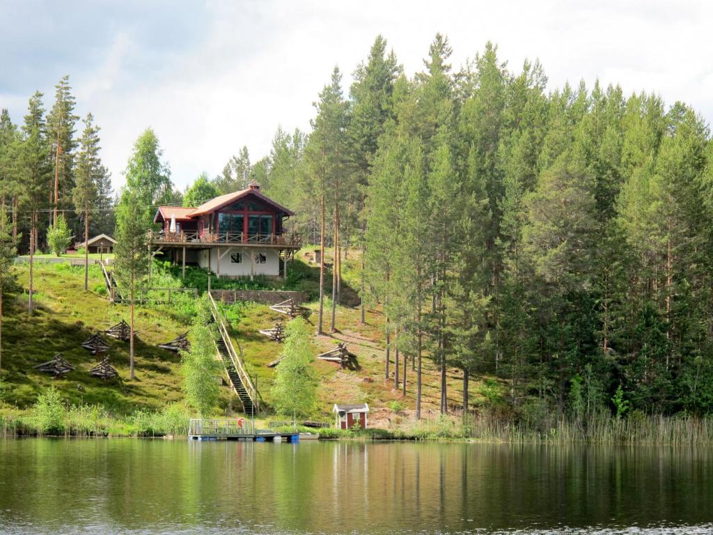 赖特维克Holiday Home Nedre Gärdsjö - DAN086 by Interhome的湖畔小山上的房屋