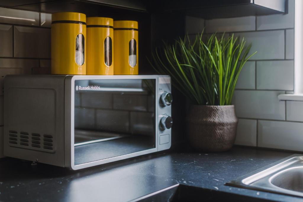 格拉斯哥SmartSleep Apartments的厨房的台面上设有微波炉