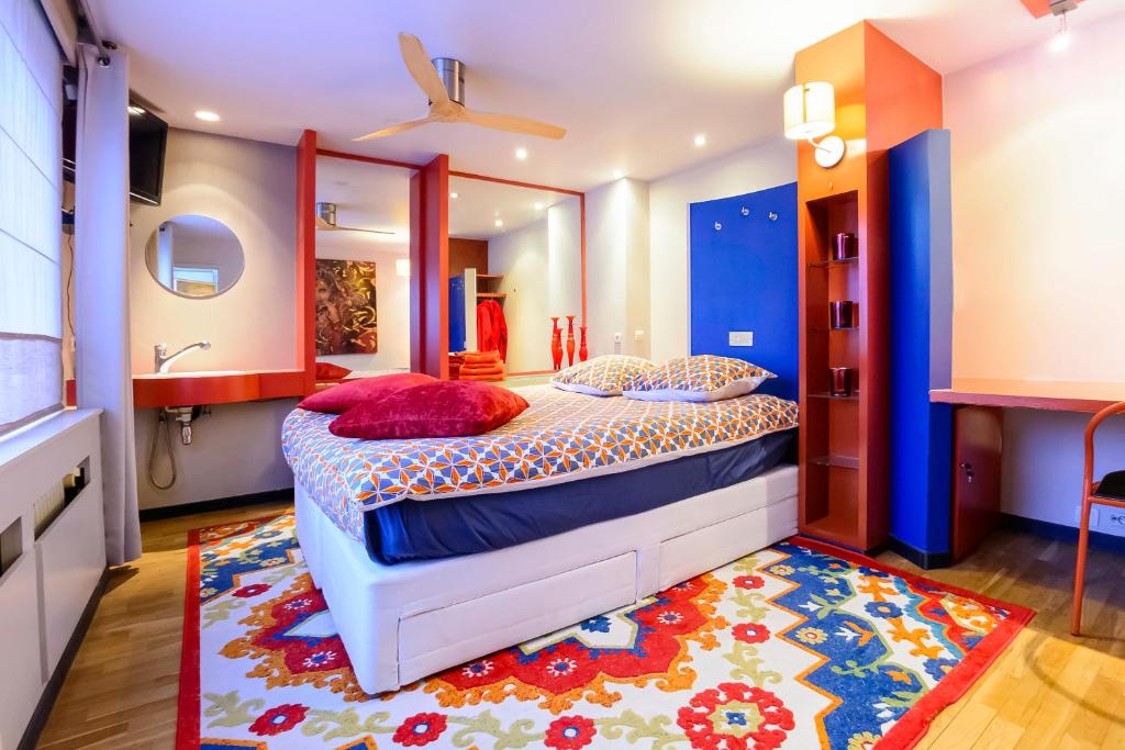 韦弗尔海姆BeautyD RED ROOM centrum Gullegem的一间卧室配有一张大床和地毯。