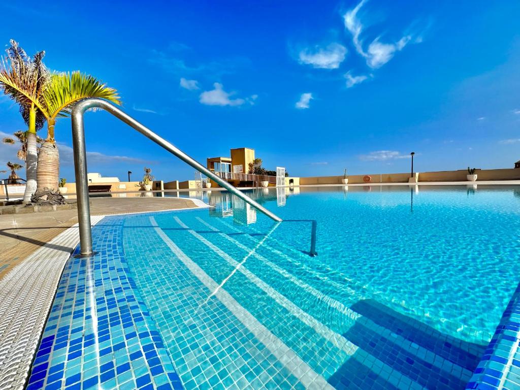 波里斯-德阿沃纳Apartamento Vista Faro的一座位于大楼内的棕榈树游泳池