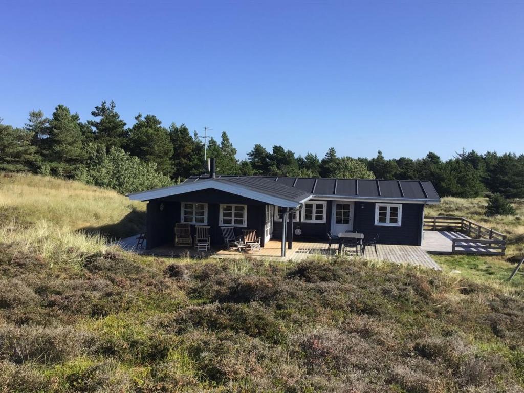 拉科克Holiday Home Venild - all inclusive - 1-9km from the sea in Western Jutland by Interhome的山上有太阳能屋顶的房子