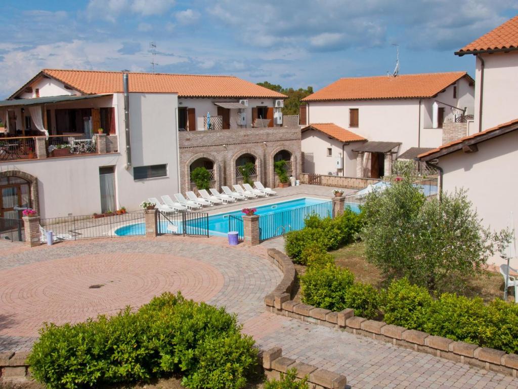 卡波尼费拉Apartment Borgo Valmarina-3 by Interhome的享有房屋和游泳池的景致。