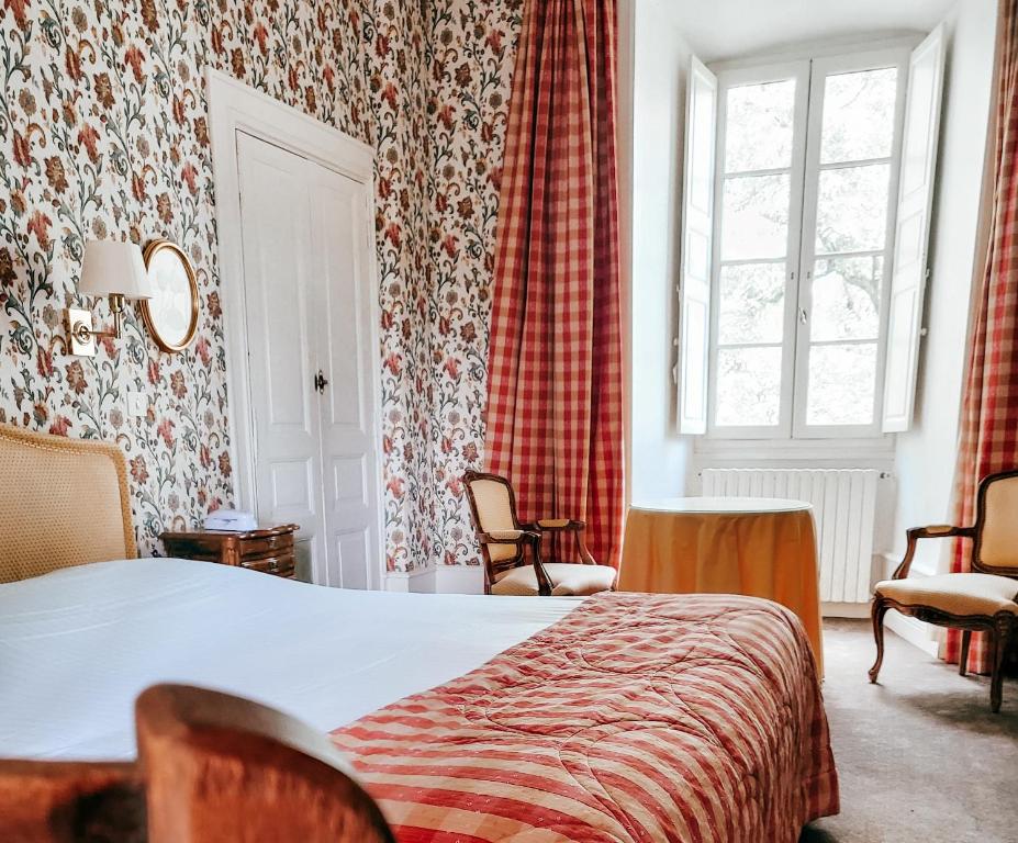 瓦雷斯Castel Novel的酒店客房设有床和窗户。