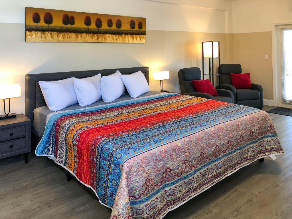 迈尔斯堡Star Apartments的一间卧室配有一张大床和色彩缤纷的毯子
