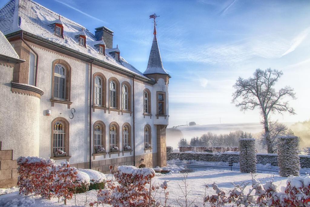 于尔叙珀德优斯贝尔特城堡的一座有雪的老建筑