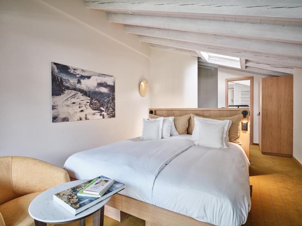 采尔马特采尔马特国家酒店的卧室配有一张白色的大床和一张沙发。